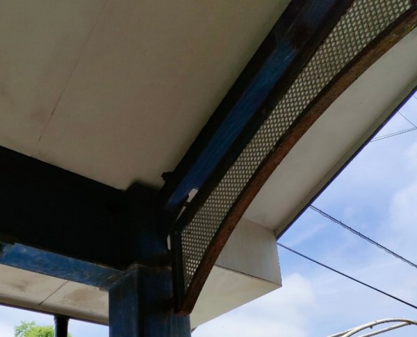 鉄骨造カーポートの骨組みが錆びている　塗装を検討中